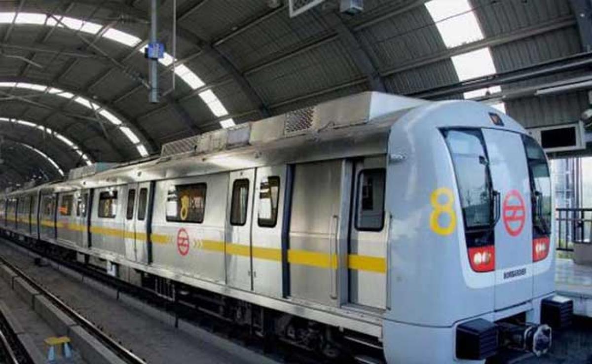 Man dies after falling onto track on Metro station